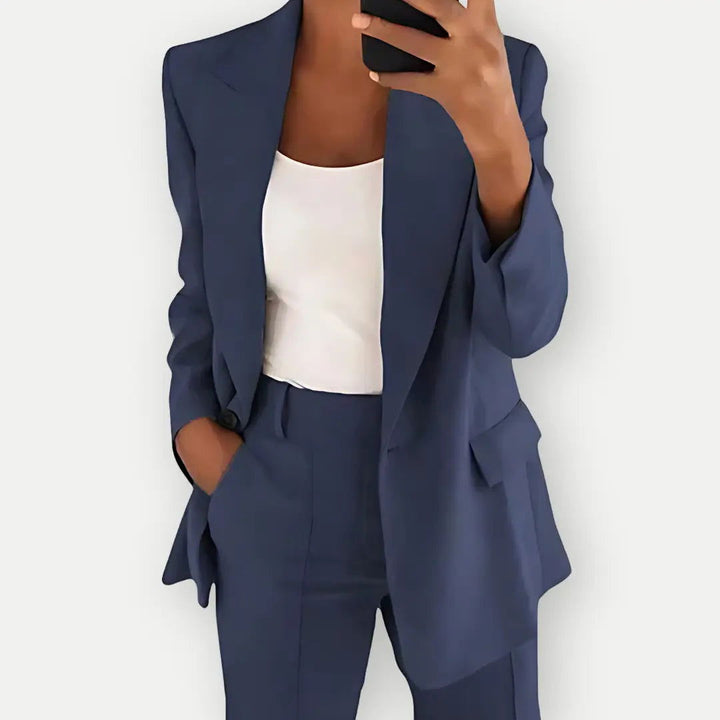 Elegantes Damen Hosenanzug Set mit Blazer und Hose, zeitloser Business-Chic, feminin geschnitten mit klaren Linien, schwarz.