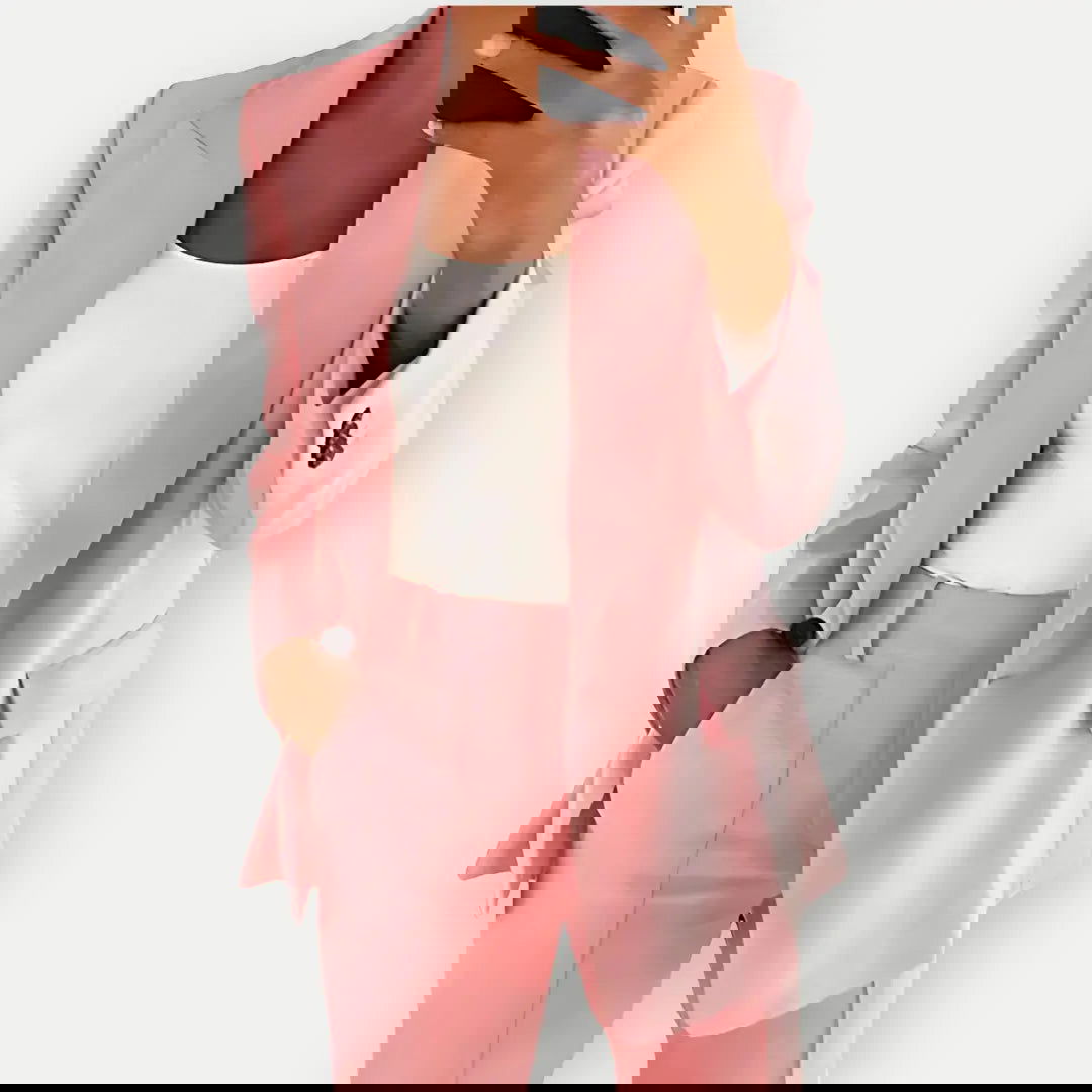 Elegantes Damen Hosenanzug Set mit Blazer und Hose, zeitloser Business-Chic, feminin geschnitten mit klaren Linien, schwarz.