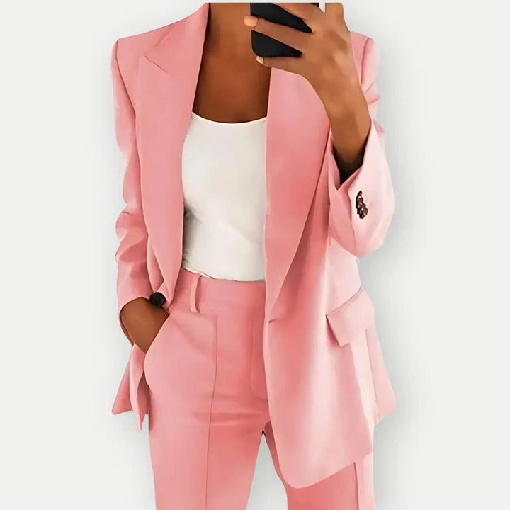 Elegantes Damen Hosenanzug Set mit Blazer und Hose, zeitloser Business-Chic, feminin geschnitten mit klaren Linien, schwarz.