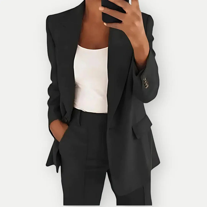 Elegantes Damen Hosenanzug Set mit Blazer und Hose, zeitloser Business-Chic, feminin geschnitten mit klaren Linien, schwarz.