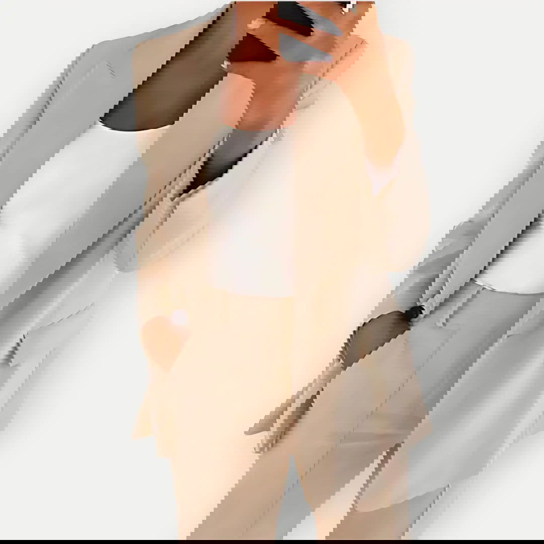 Elegantes Damen Hosenanzug Set mit Blazer und Hose, zeitloser Business-Chic, feminin geschnitten mit klaren Linien, schwarz.