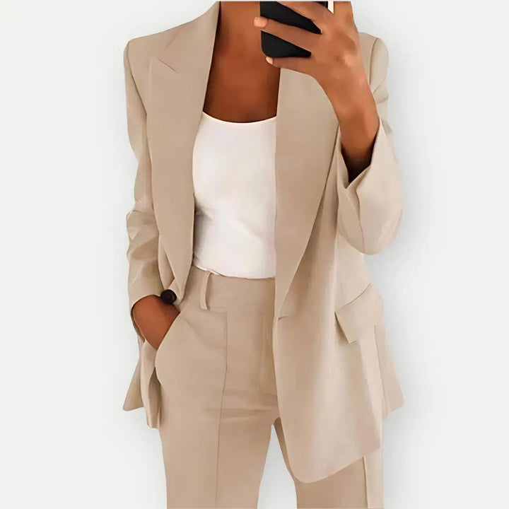 Elegantes Damen Hosenanzug Set mit Blazer und Hose, zeitloser Business-Chic, feminin geschnitten mit klaren Linien, schwarz.