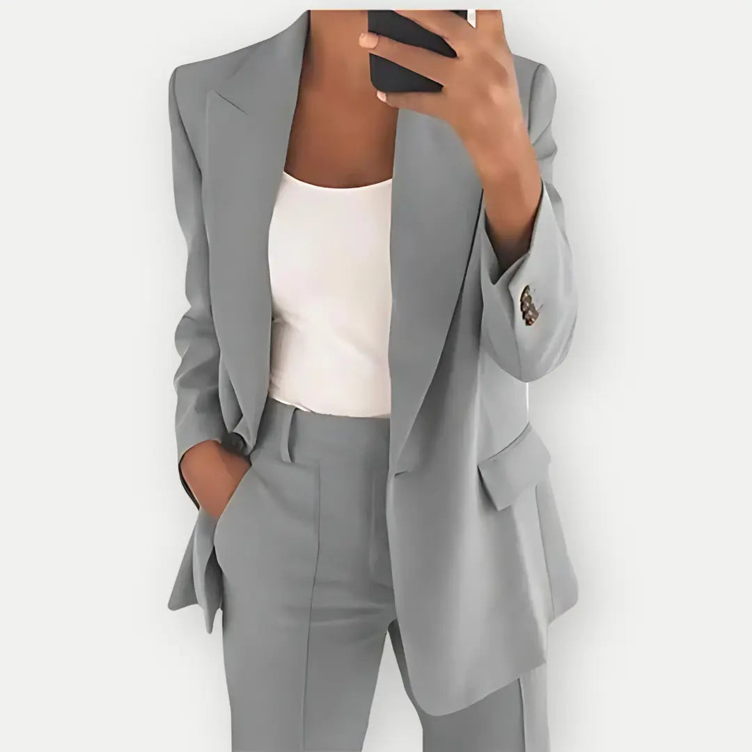 Elegantes Damen Hosenanzug Set mit Blazer und Hose, zeitloser Business-Chic, feminin geschnitten mit klaren Linien, schwarz.