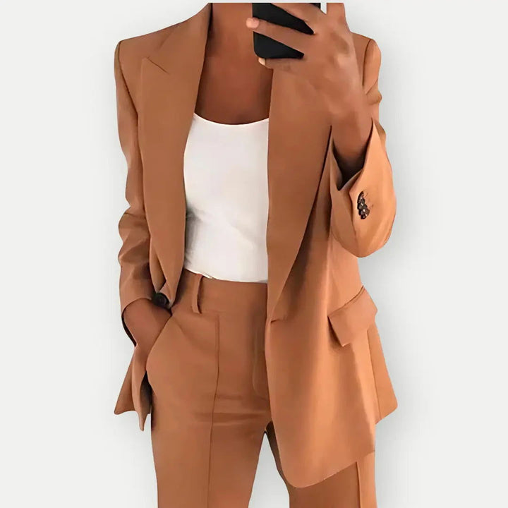 Elegantes Damen Hosenanzug Set mit Blazer und Hose, zeitloser Business-Chic, feminin geschnitten mit klaren Linien, schwarz.