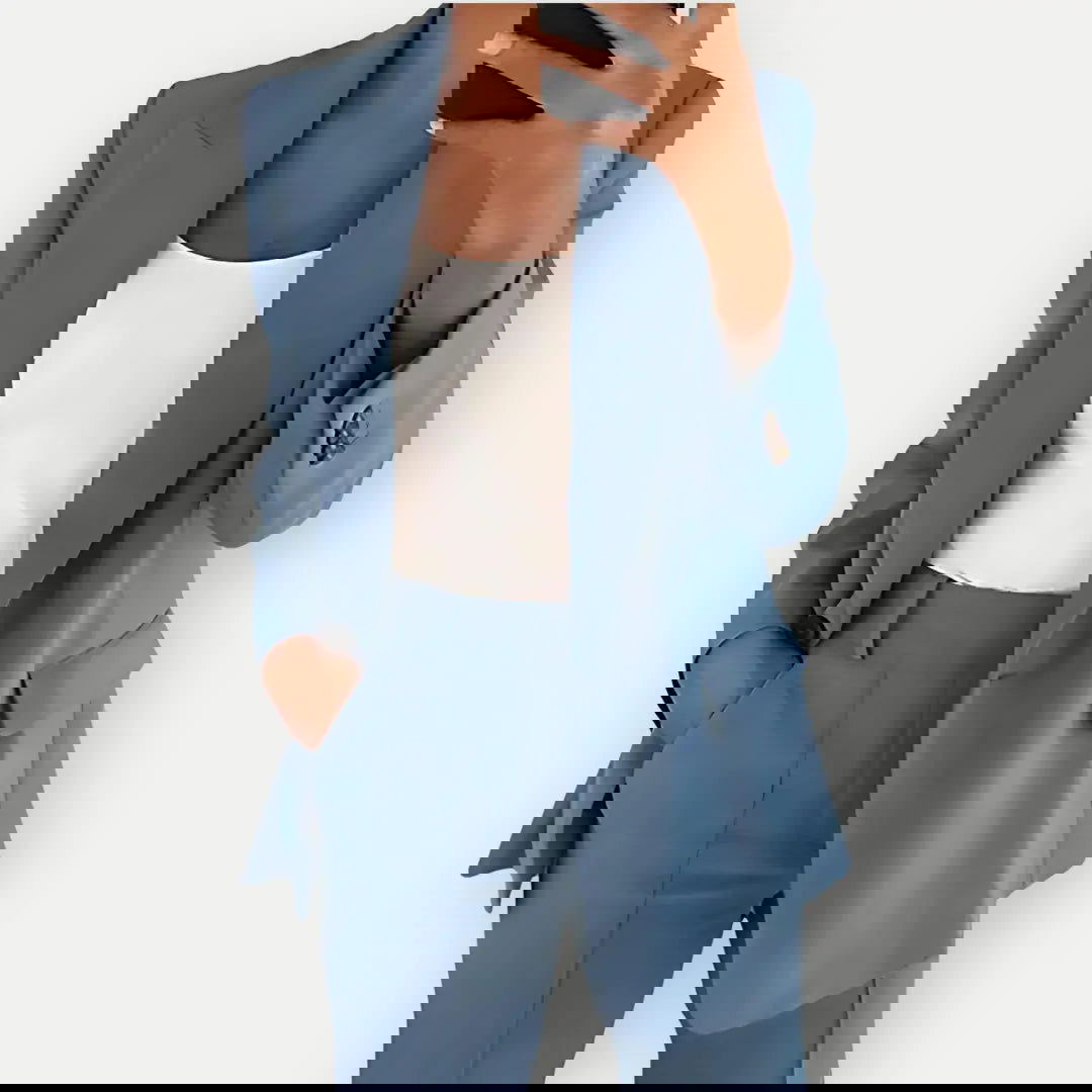 Elegantes Damen Hosenanzug Set mit Blazer und Hose, zeitloser Business-Chic, feminin geschnitten mit klaren Linien, schwarz.