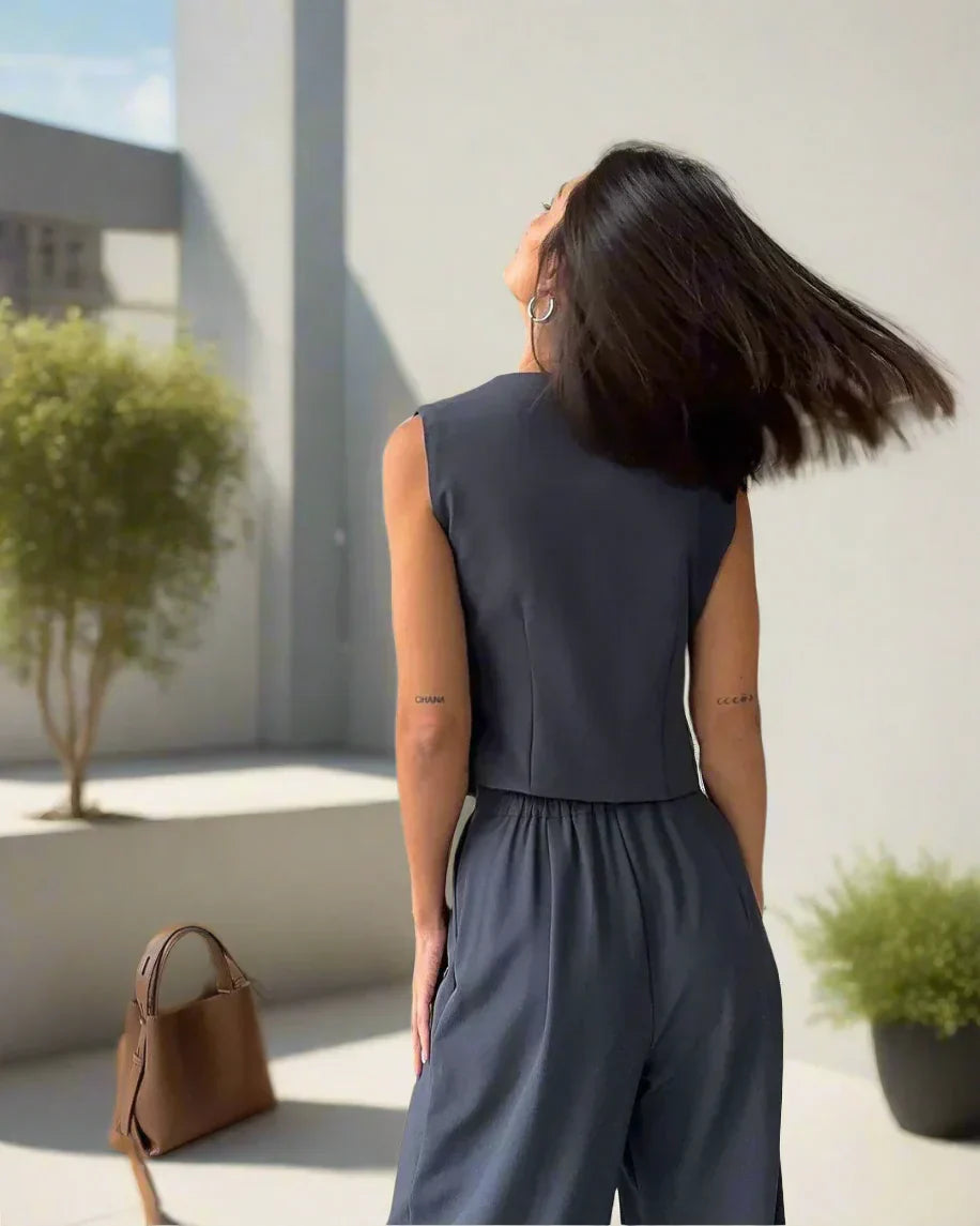 "Elegantes Damen-Hosenanzug-Set mit V-Ausschnitt, weiten Beinen, femininen Details, ideal für Büro und festliche Anlässe."