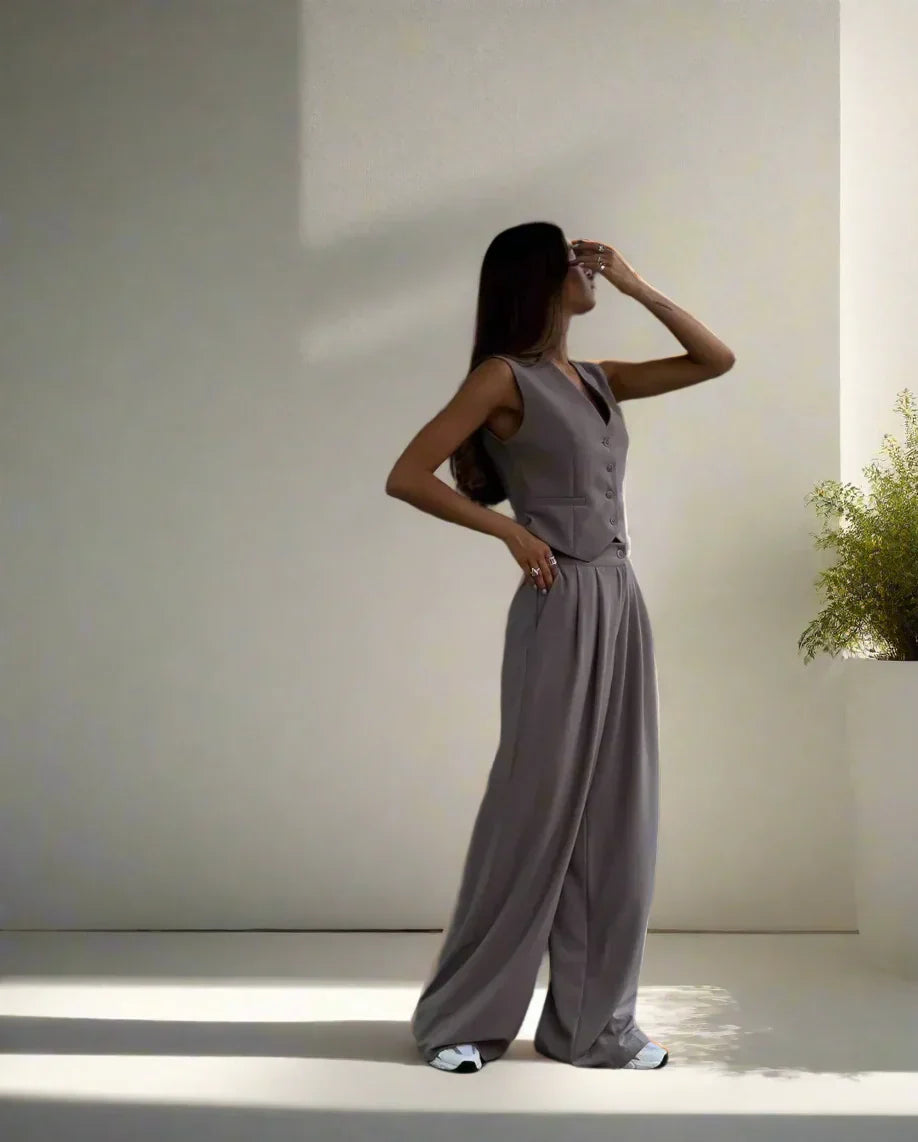 "Elegantes Damen-Hosenanzug-Set mit V-Ausschnitt, weiten Beinen, femininen Details, ideal für Büro und festliche Anlässe."