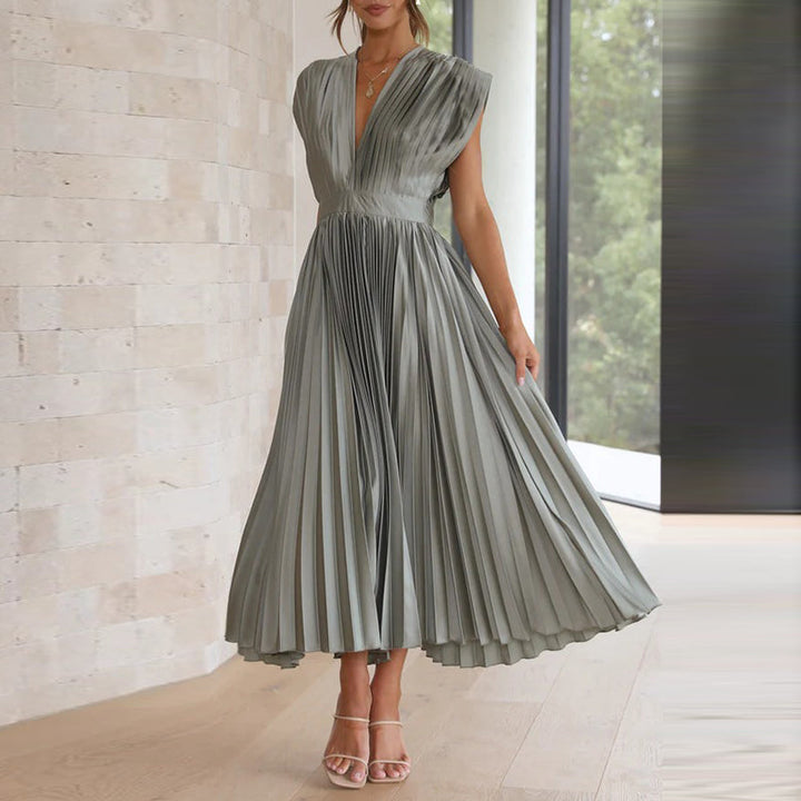 Elegantes Damen-Sommerkleid mit V-Ausschnitt, fließender Stoff, rückenfrei, ideal für Events oder Abendessen.