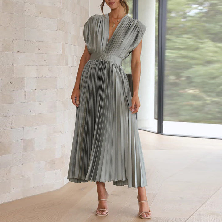Elegantes Damen-Sommerkleid mit V-Ausschnitt, fließender Stoff, rückenfrei, ideal für Events oder Abendessen.