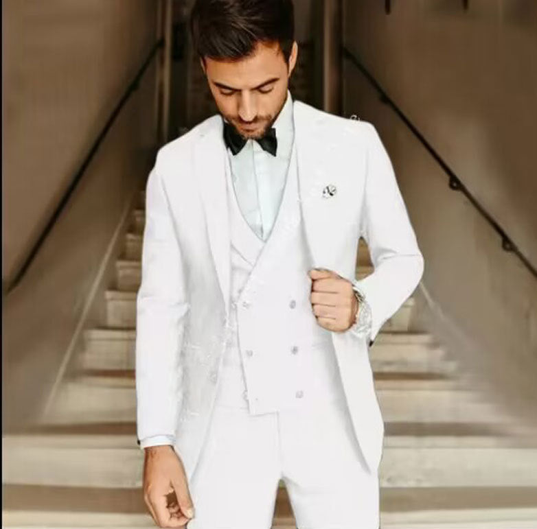 Elegantes dreiteiliges Anzugset für Herren mit Blazer, Weste und Hose in klassischem Design, stilvoll und bequem.