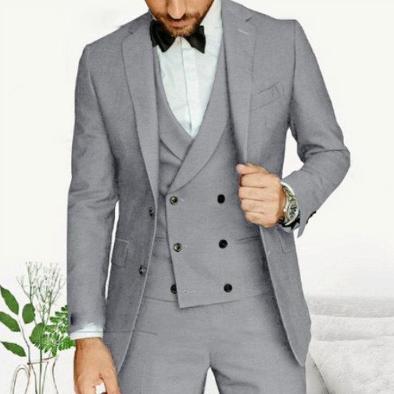 Elegantes dreiteiliges Anzugset für Herren mit Blazer, Weste und Hose in klassischem Design, stilvoll und bequem.