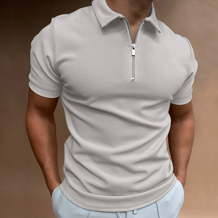 "Elegantes Herren-Poloshirt mit Reißverschluss, maßgeschneiderte Passform, vielseitig für Freizeit und semi-formelle Anlässe.