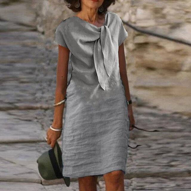 Elegantes, kurzärmliges Damen-Minikleid mit V-Ausschnitt, ideal für formelle Anlässe und Cocktailempfänge.