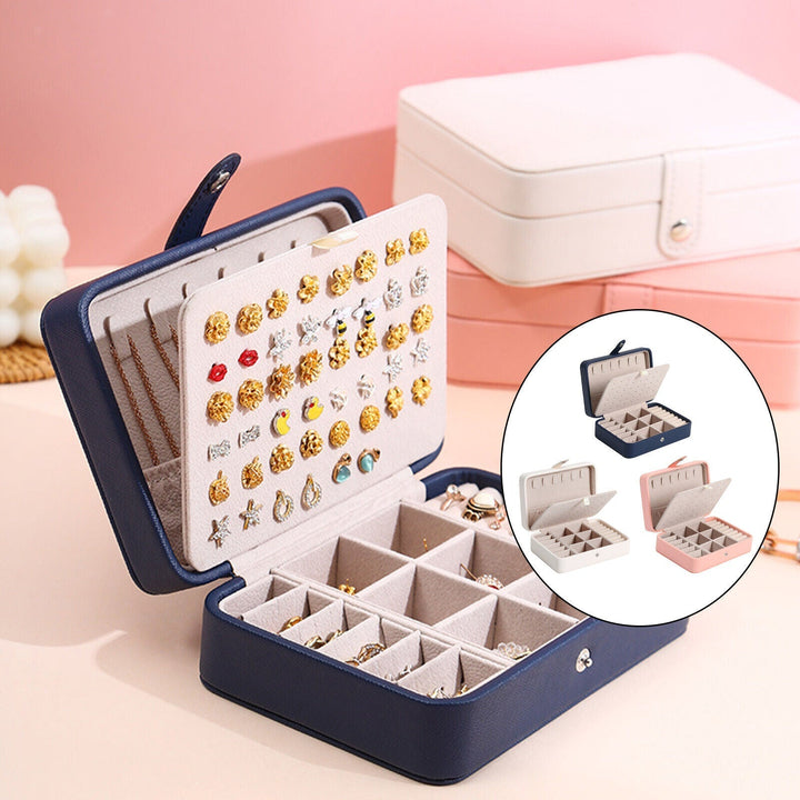 Elegantes Leder Klappdeckel Schmuckkästchen, kompakt in Blau, Rosa, Weiß, für stilvolle Aufbewahrung von Ringen, Ohrringen.