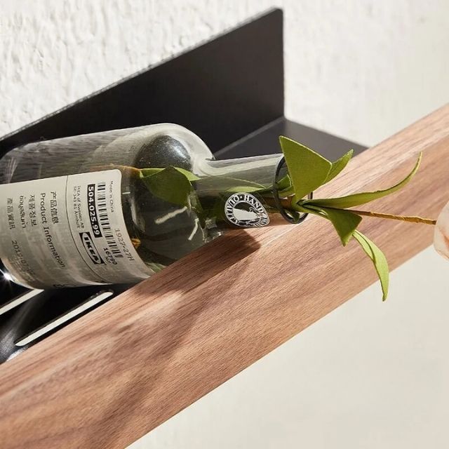 Elegantes Massivholz-Badezimmerregal, ohne Bohren, modernes Design, robust, variabel in Größe und Farbe, montiert im Bad.