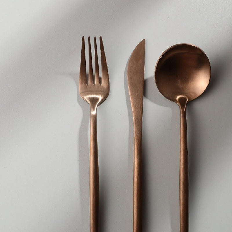 "Elegantes minimalistisches Besteckset aus Edelstahl, goldfarben, mit klaren Linien für stilvollen Tisch; 20-teilig."