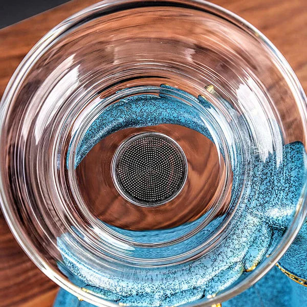 Elegantes Teeset mit magnetischem System, Glaskanne, hirschförmiger Basis und Tassen, modernes Küchendesign.