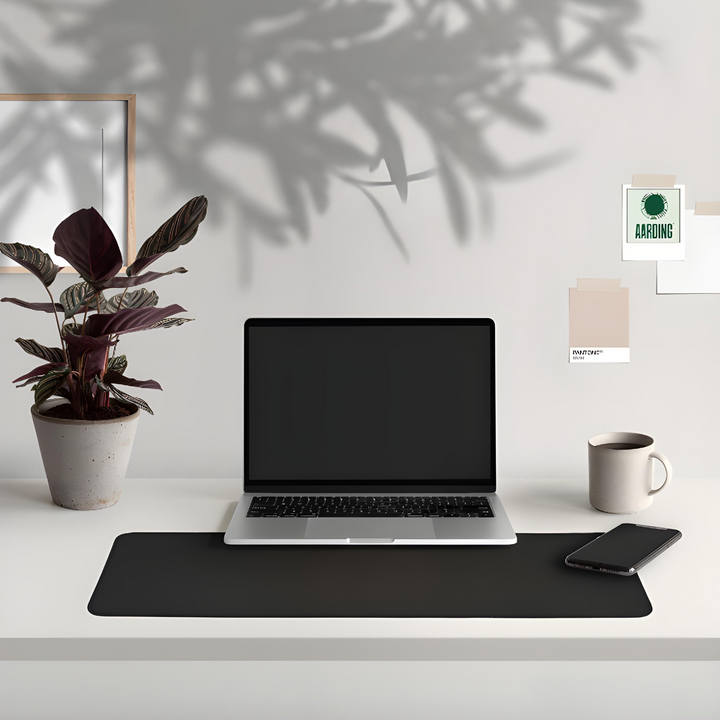 "Erdungsmatte aus Carbonleder, ideal für besseren Schlaf und Wohlbefinden, vielseitig, in moderner schwarzer Optik."