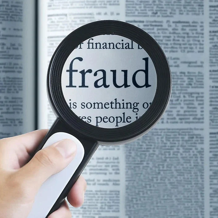 "Ergonomische 30x Vergrößerungslupe mit LED-Beleuchtung, ideal für Senioren, kompakt und benutzerfreundlich gestaltet."