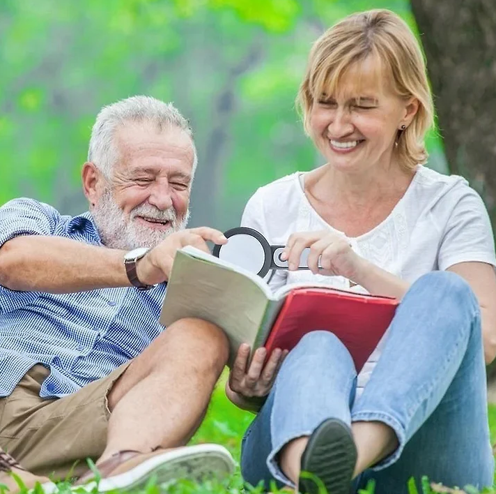 "Ergonomische 30x Vergrößerungslupe mit LED-Beleuchtung, ideal für Senioren, kompakt und benutzerfreundlich gestaltet."
