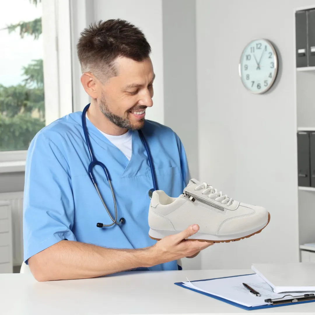 "Ergonomische Damen-Schuhe OrthoCareX, grau, atmungsaktives Material, rutschfeste Sohle, breiter Zehenraum für Komfort."