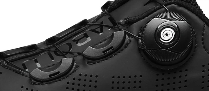 Ergonomische orthopädische Radschuhe, atmungsaktive Materialien, fördern ideale Fußhaltung, verfügbar in Rot, Schwarz, Weiß.