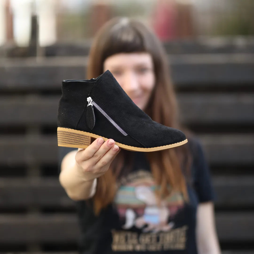 "Ergonomische Stiefeletten für Damen, atmungsaktiv, mit rutschfester Sohle und geräumiger Zehenbox für maximalen Komfort."