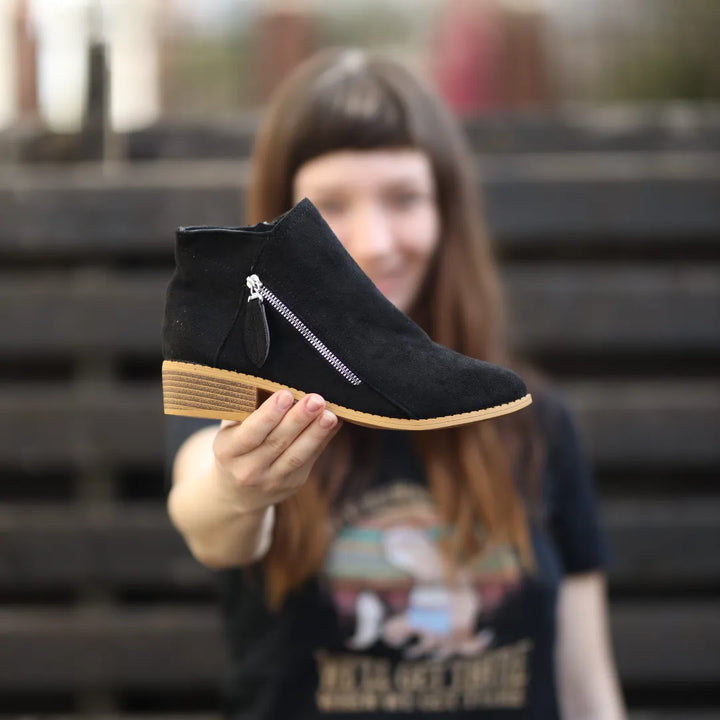 "Ergonomische Stiefeletten für Damen, atmungsaktiv, mit rutschfester Sohle und geräumiger Zehenbox für maximalen Komfort."