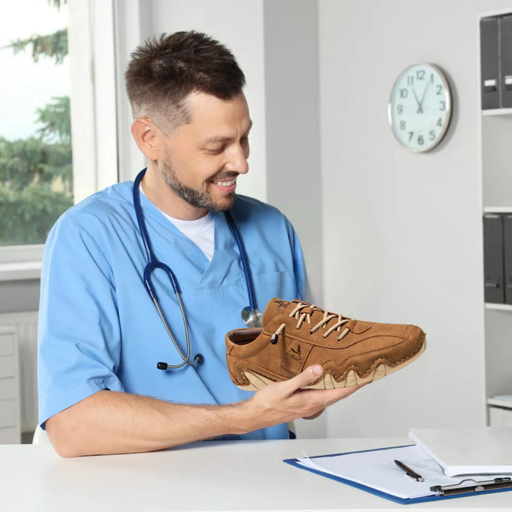 Ergonomischer wasserdichter Barfußschuh für Frauen, weiße Sohle, heller Schaft, ideal schmerzlindernd für Senioren.