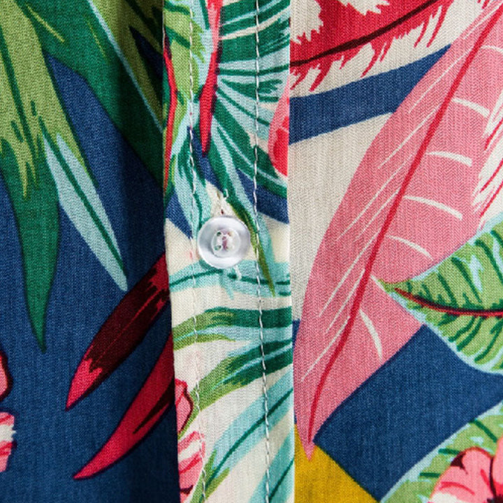 "Exotisches Herrenhemd mit lebhaften Mustern, farbenfroh und ideal für den Urlaub, aus leichtem, komfortablem Material."