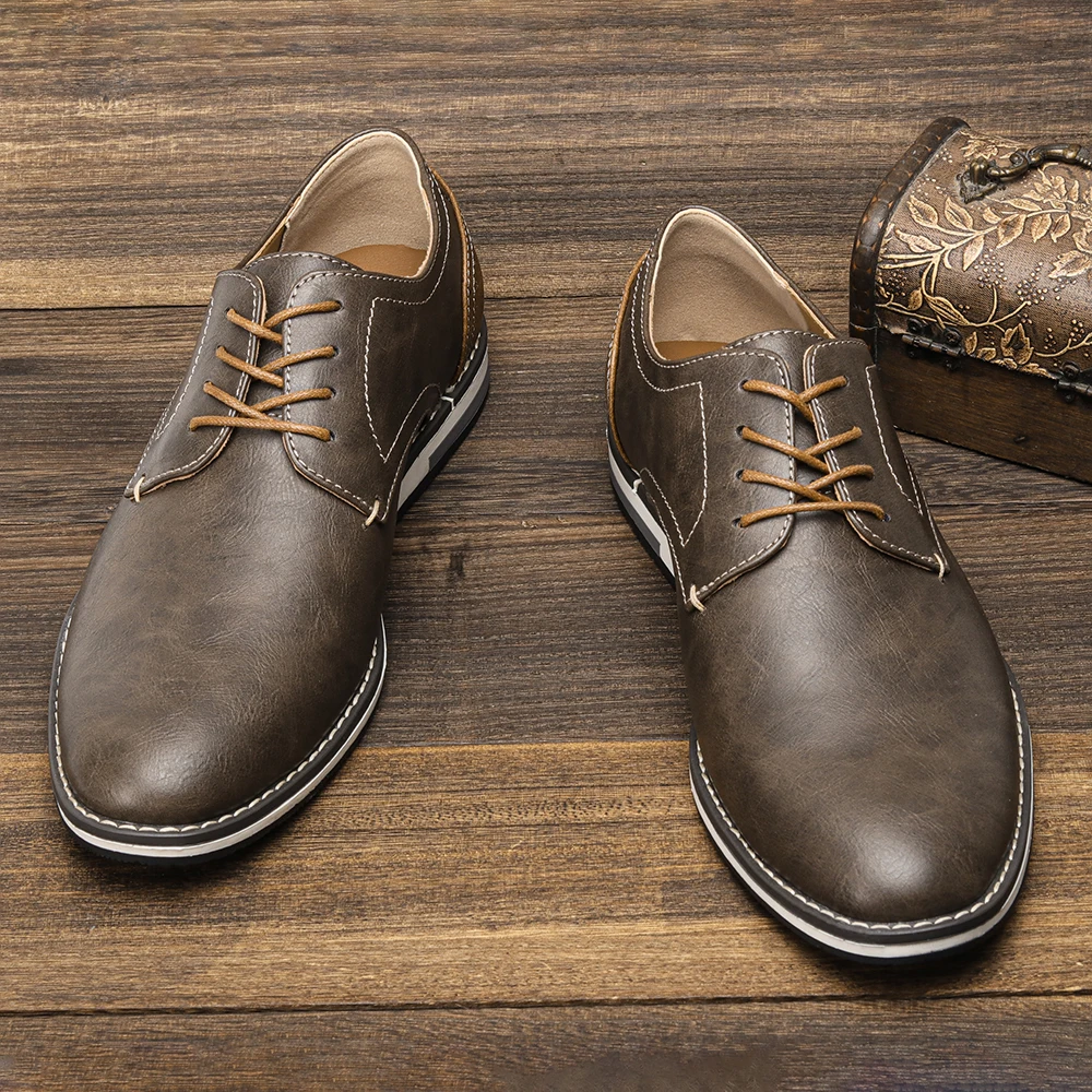 High-quality men's black leather Derby shoes, ideal for business, professional and formal attire.