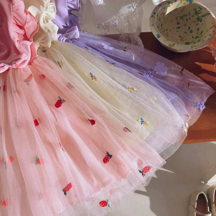 Festliches Tüllkleid für Mädchen mit besticktem Blumenmuster und Rüschen, ideal für Partys oder Hochzeiten.