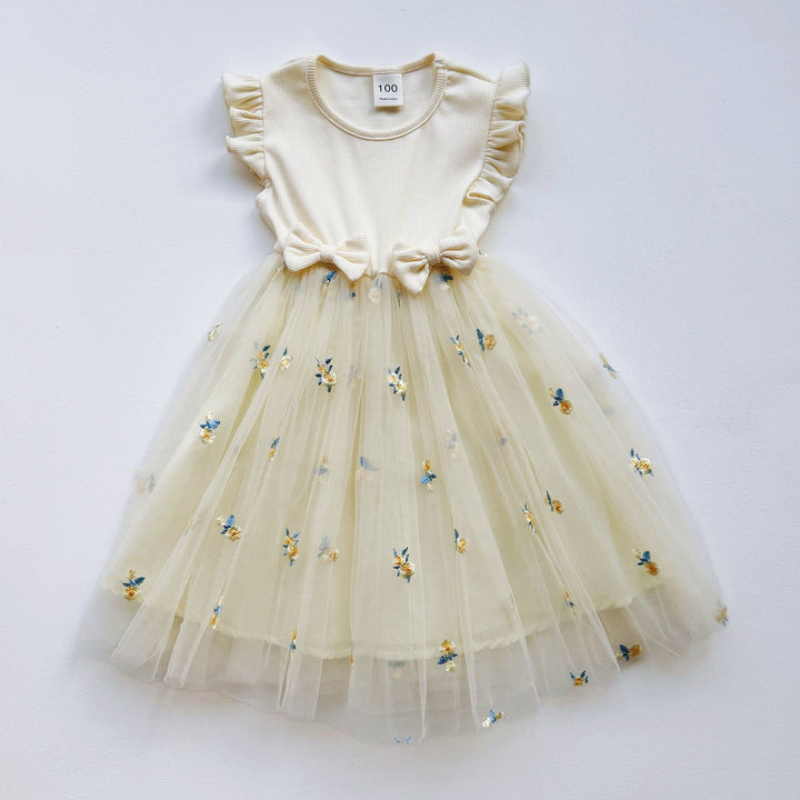 Festliches Tüllkleid für Mädchen mit besticktem Blumenmuster und Rüschen, ideal für Partys oder Hochzeiten.