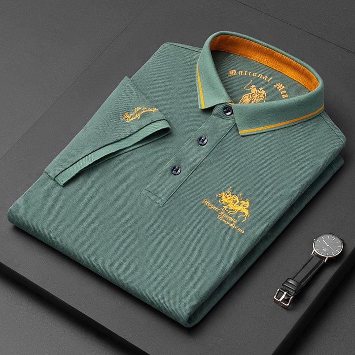 "Finn Herren Poloshirt in Blau, elegant mit Knopfverschluss, klassischer Schnitt, hochwertige Baumwolle, vielseitiger Stil."