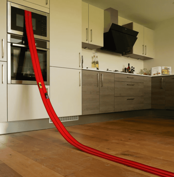 Flexible Spielbahn mit Fahrzeugen, bunt und biegsam, Bau-Set für Kinder zum kreativen Gestalten und Spielen.