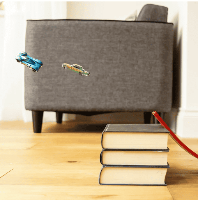 Flexible Spielbahn mit Fahrzeugen, bunt und biegsam, Bau-Set für Kinder zum kreativen Gestalten und Spielen.