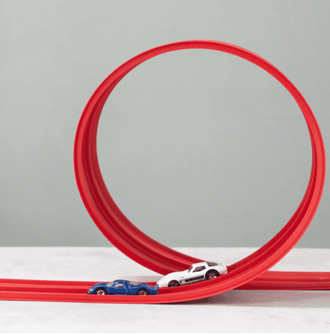 Flexible Spielbahn mit Fahrzeugen, bunt und biegsam, Bau-Set für Kinder zum kreativen Gestalten und Spielen.