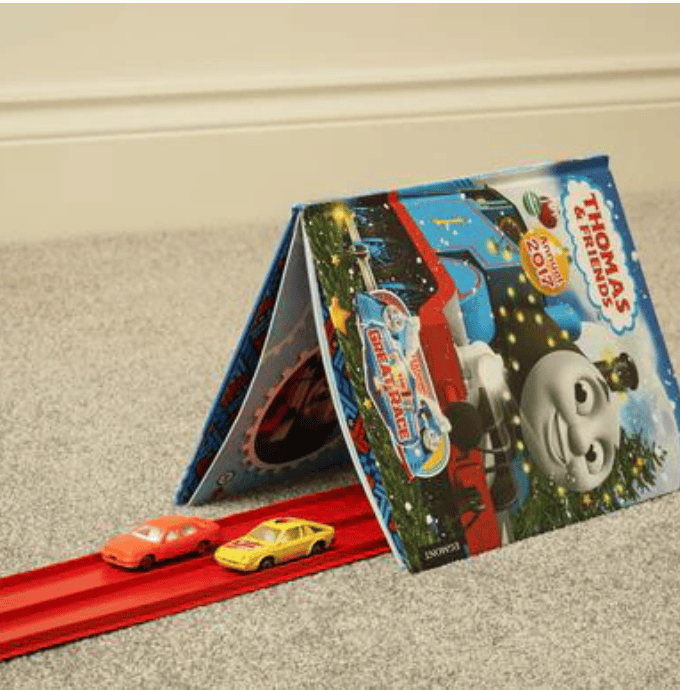 Flexible Spielbahn mit Fahrzeugen, bunt und biegsam, Bau-Set für Kinder zum kreativen Gestalten und Spielen.