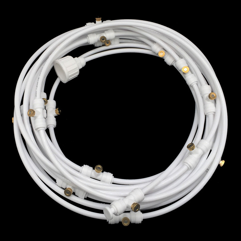 Flexibles Sprühbewässerungssystem, grüner Schlauch mit gleichmäßigen Sprühdüsen, ideal für Gartenfrische an Sommertagen.