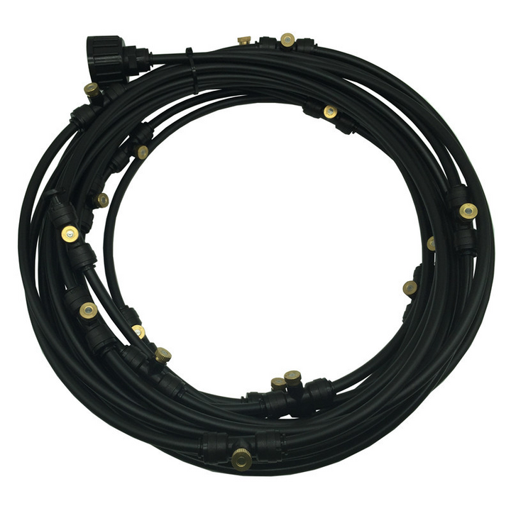 Flexibles Sprühbewässerungssystem, grüner Schlauch mit gleichmäßigen Sprühdüsen, ideal für Gartenfrische an Sommertagen.