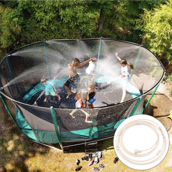 Flexibles Sprühbewässerungssystem, grüner Schlauch mit gleichmäßigen Sprühdüsen, ideal für Gartenfrische an Sommertagen.