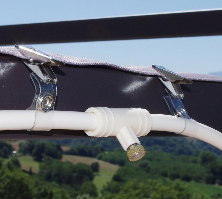 Flexibles Sprühbewässerungssystem, grüner Schlauch mit gleichmäßigen Sprühdüsen, ideal für Gartenfrische an Sommertagen.