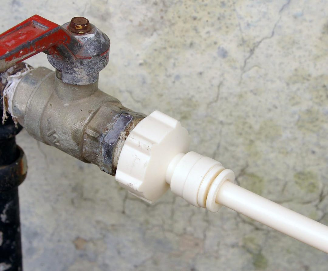 Flexibles Sprühbewässerungssystem, grüner Schlauch mit gleichmäßigen Sprühdüsen, ideal für Gartenfrische an Sommertagen.