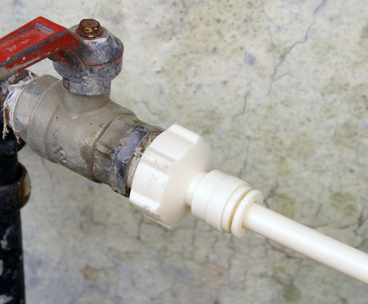 Flexibles Sprühbewässerungssystem, grüner Schlauch mit gleichmäßigen Sprühdüsen, ideal für Gartenfrische an Sommertagen.