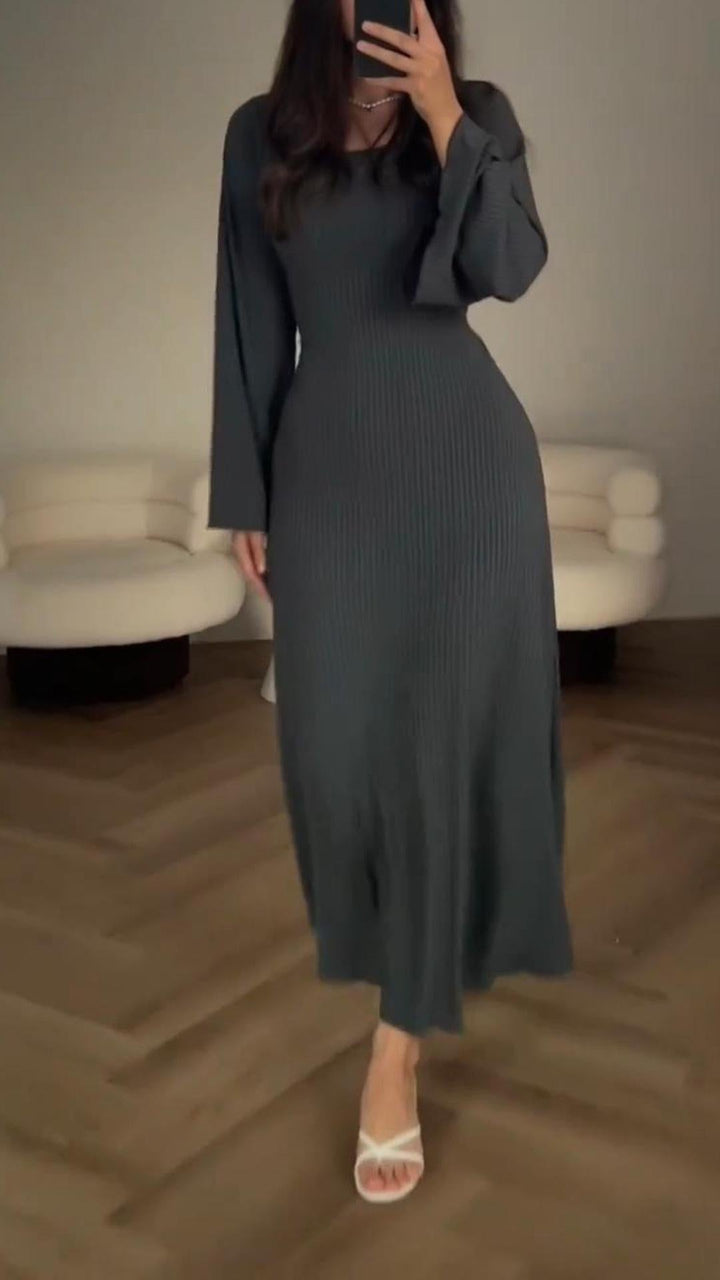 "Fließendes Damen Maxikleid mit eleganter Silhouette und edlem Stoff in Frontansicht, ideal für besondere Anlässe."