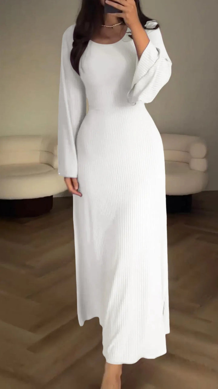 "Fließendes Damen Maxikleid mit eleganter Silhouette und edlem Stoff in Frontansicht, ideal für besondere Anlässe."