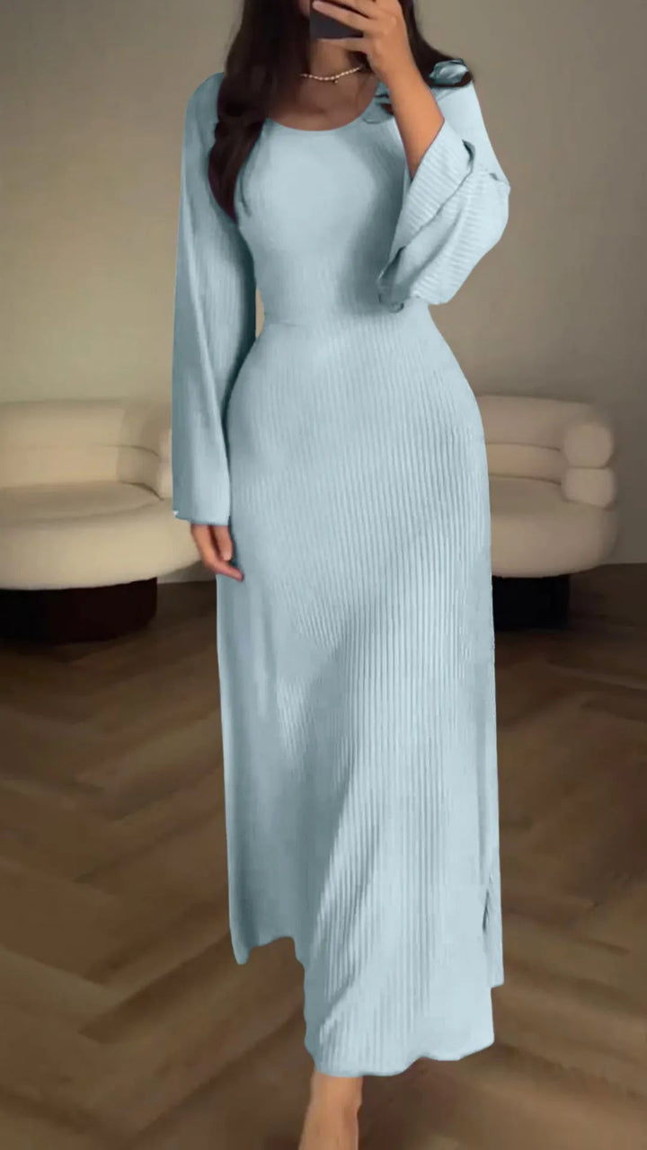 "Fließendes Damen Maxikleid mit eleganter Silhouette und edlem Stoff in Frontansicht, ideal für besondere Anlässe."