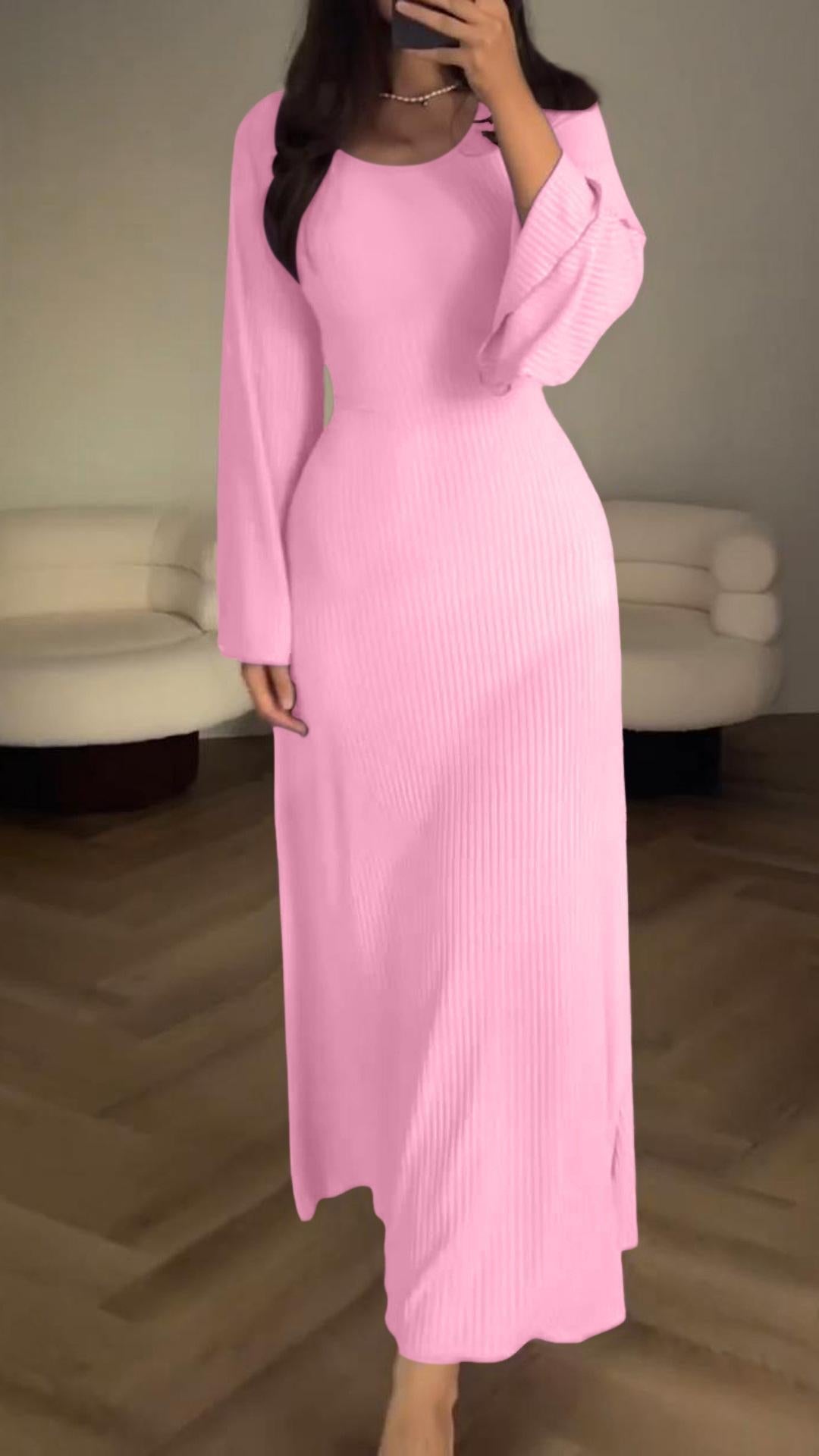"Fließendes Damen Maxikleid mit eleganter Silhouette und edlem Stoff in Frontansicht, ideal für besondere Anlässe."