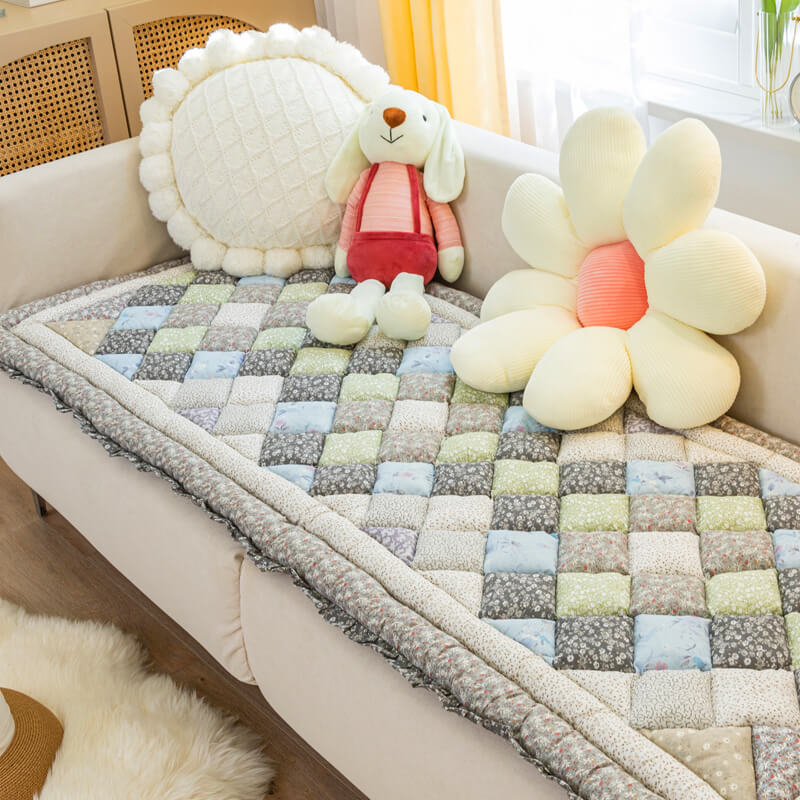 Washable pure cotton floral sofa cover, perfect for keeping furniture clean from pet messes.