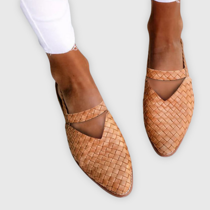 "Geflochtene Damen-Sandalen aus Echtleder, handgefertigt, moderne Optik, atmungsaktiv, ideal für sonnige Tage."